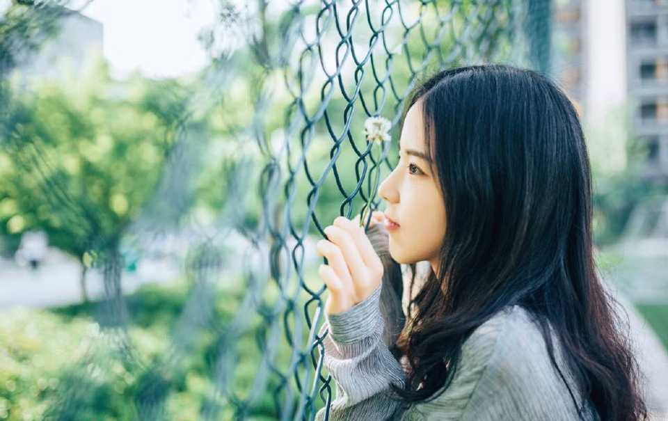 生活是好的，峰回路转，柳暗花明，前面总会有另一番不同的风光。——三毛《送你一匹马》